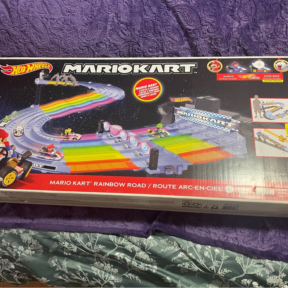 HOT WHEELS Mario Kart Rainbow Road Track Set NEVER OPENED